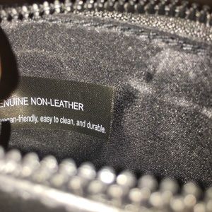 Kenneth Cole Bags - Kenneth Cole Vegan Leather Coin Purse Kenneth Cole Bags - Kenneth Cole Vegan Leather Coin Purse